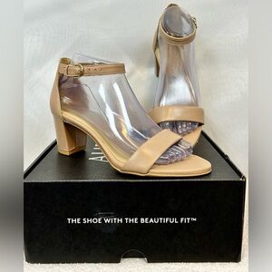 NIB Naturalizer Women’s Vera Creme Brulee’ Seess Sandals / Size 6.5